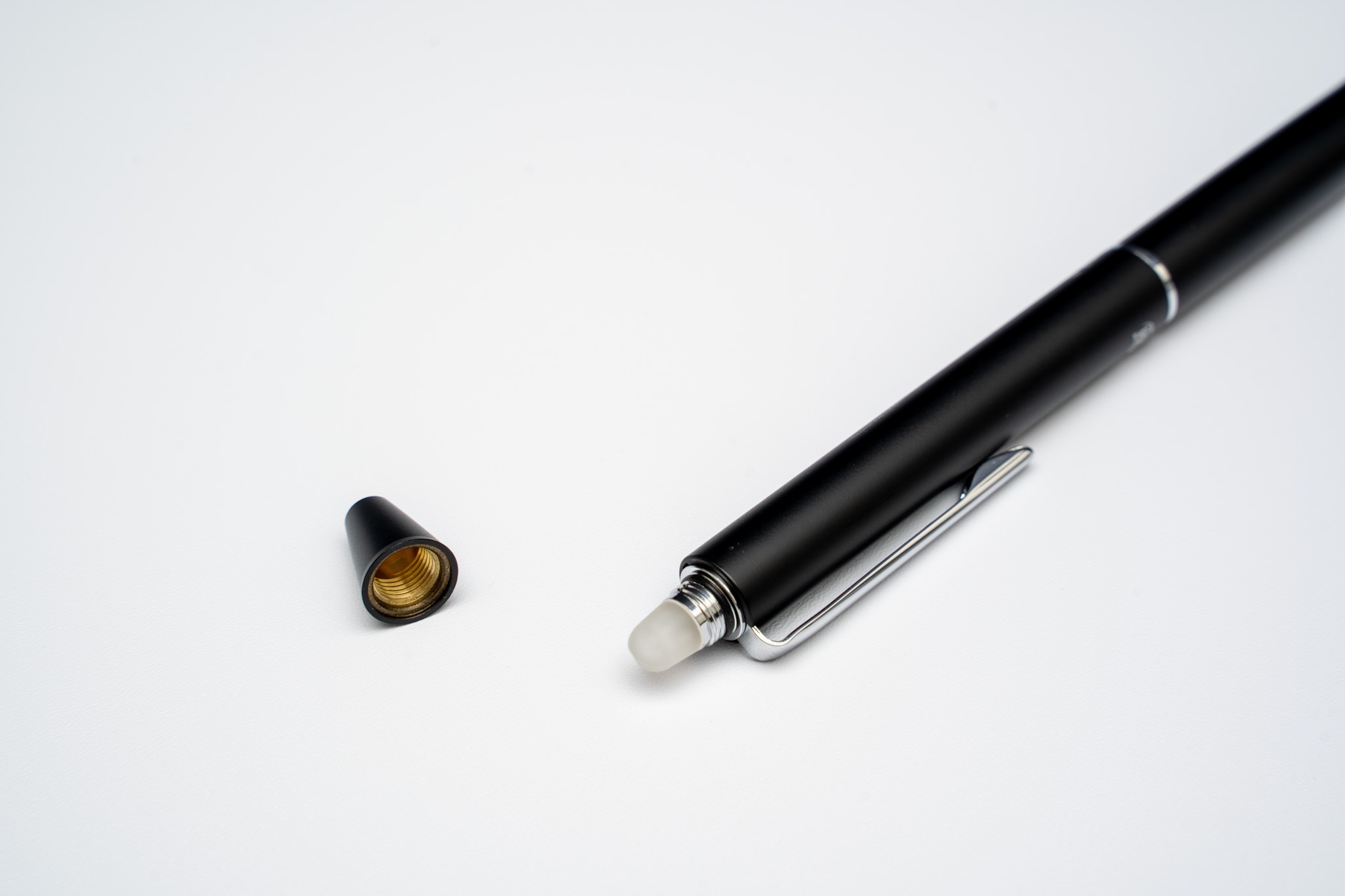 フリクションや多色ボールペンの替え芯をスマートに持ち歩ける「SMART-HOLDER」 | monotice
