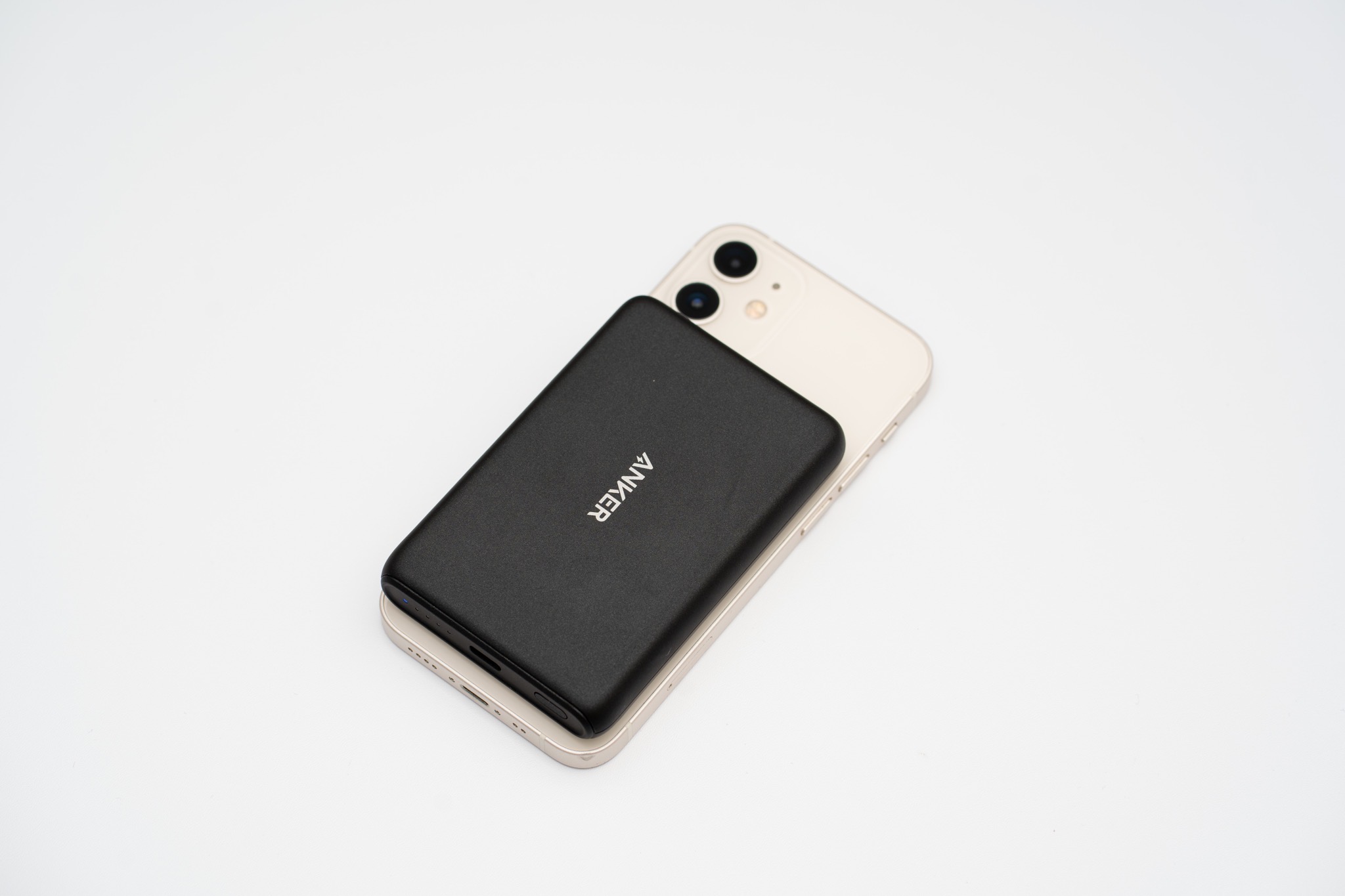 MagSafe対応のiPhoneに固定して使えるワイヤレスモバイルバッテリー 「Anker PowerCore Magnetic 5000」